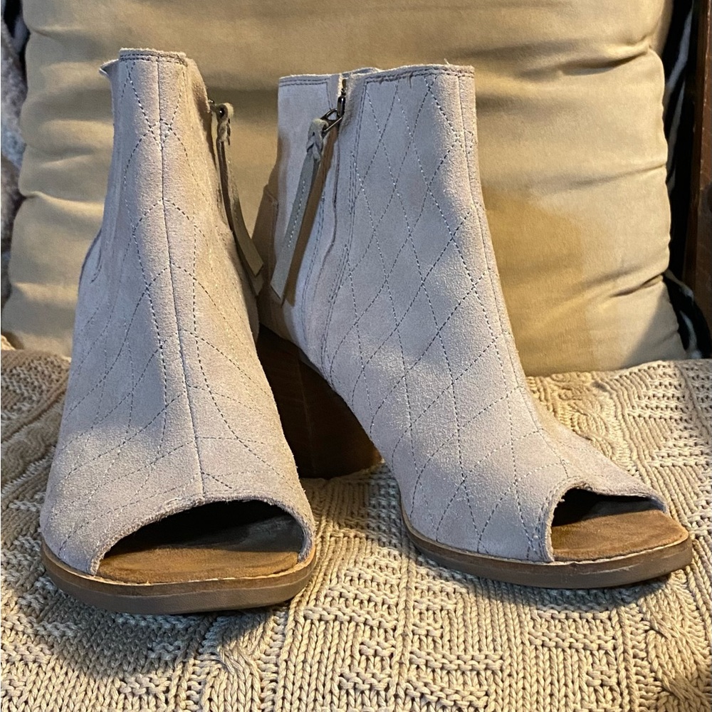 Toms women’s open toe ankle boots size 8.5 gray